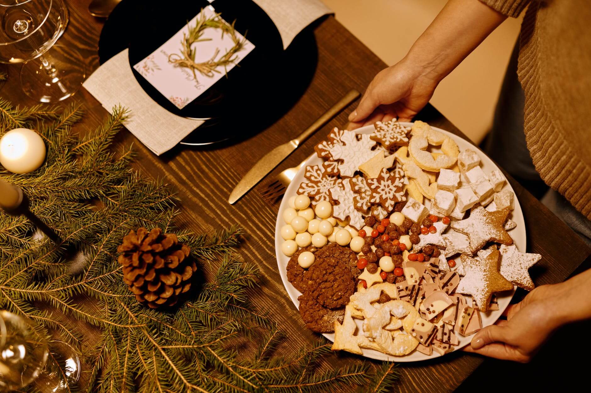 Plato con galletas y turrones en una mesa con decoración navideña personas que padecen un TCA